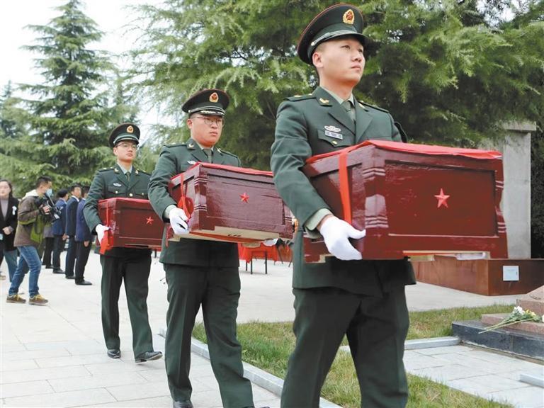 千阳县在烈士纪念园举行2023年清明祭英烈暨第二批零散烈士墓迁葬仪式(图1)