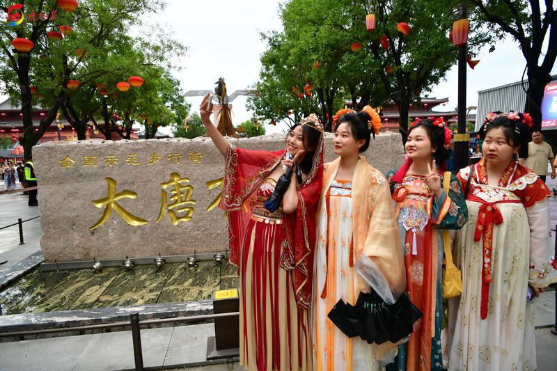 暑期到来，陕西各地相继推出多元化的旅游线路，丰富游客暑期出游新体验(图4)