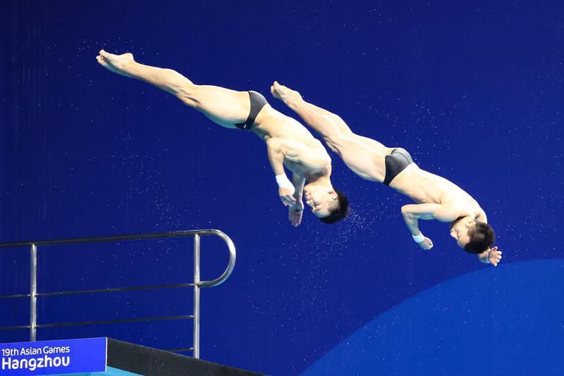 陕西杨昊夺金！成功卫冕亚运会跳水男子双人10米跳台冠军(图1)