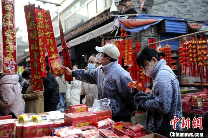 图为前来都城隍庙摊位前挑选春联的市民。 高铖 摄