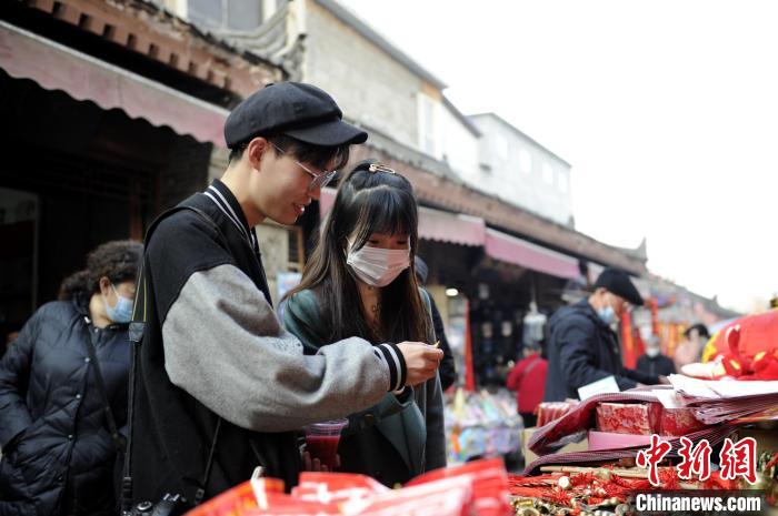 图为市民在挑选心仪的新春饰品。 高铖 摄