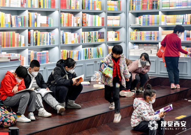 书店人气旺 许多学生选择到图书馆、书店里学习“充电”(图6)