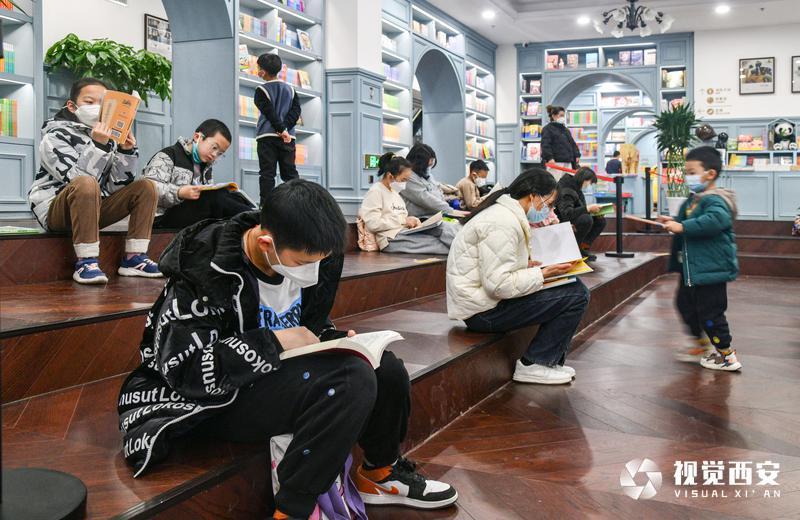 书店人气旺 许多学生选择到图书馆、书店里学习“充电”(图7)