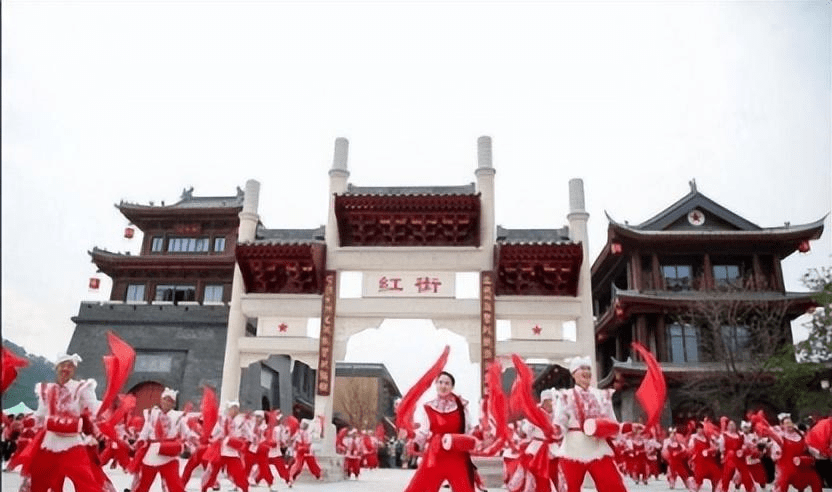 传统节目与传统建筑相得益彰，延安红街带你回到延安古城 (图2)