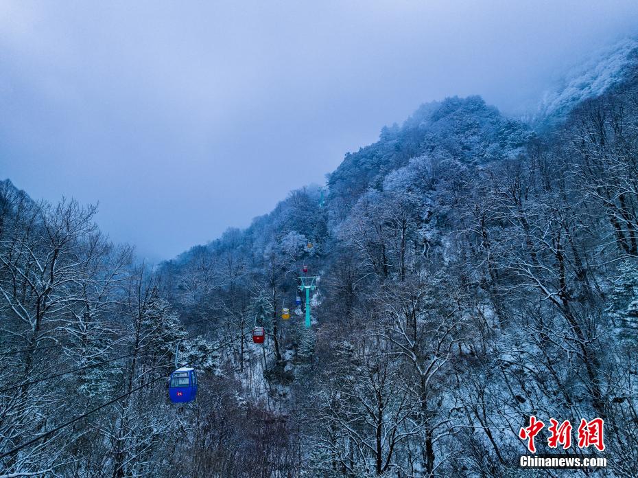 初春雪后的秦岭云海 宛若流动的山水画