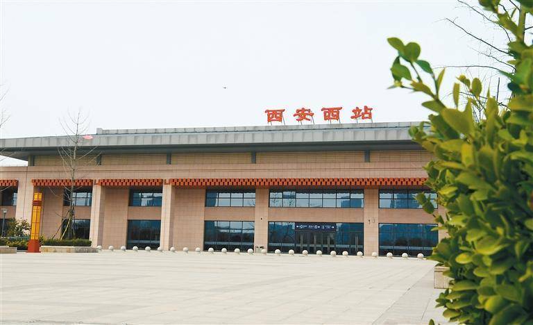 随着西安东站建设的逐步推进，西安“四主一辅”铁路枢纽也正在日趋完善(图1)