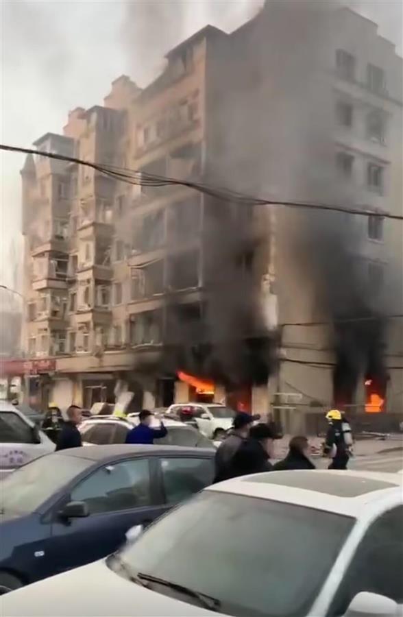 哈尔滨一小区发生爆炸 附近居民：1到7楼玻璃几乎全碎 (图2)