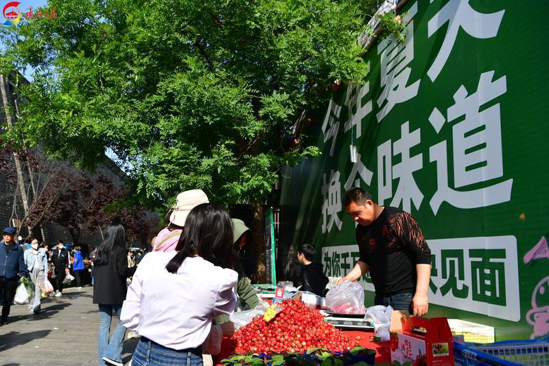 西安小南门·城墙里的便民早市 成为众多游客美食打卡的热门之选(图2)