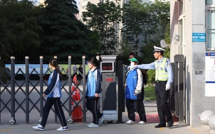 渭城交警科学部署警力加强中小学“护学岗”工作(图2)