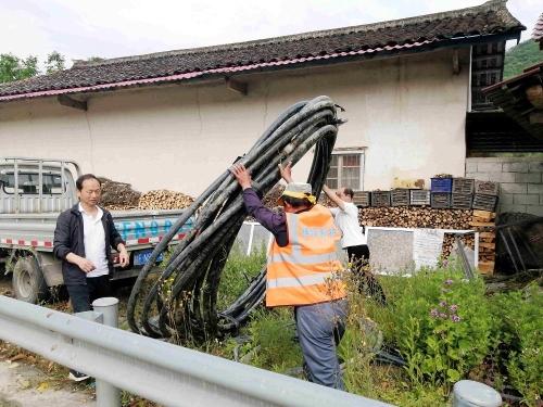 佛坪陈家坝镇:“红马甲”用勤劳双手扮靓家园(图1) 佛坪陈家坝镇:“红马甲”用勤劳双手扮靓家园(图1)