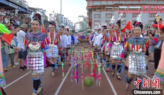 氛围火爆！贵州“村超”吸引近5万人观赛 韩乔生现场解说(图1)