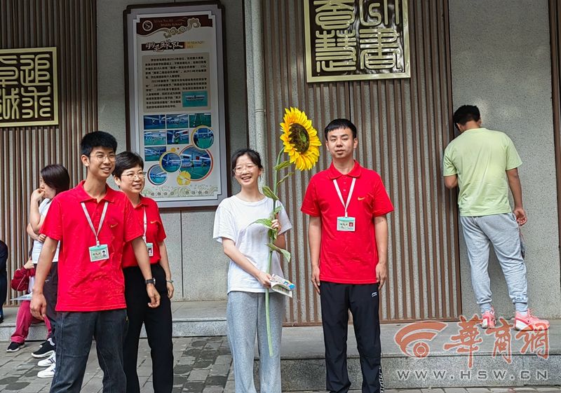 一举夺魁！西安老师身穿红衣手持向日葵送考(图7)