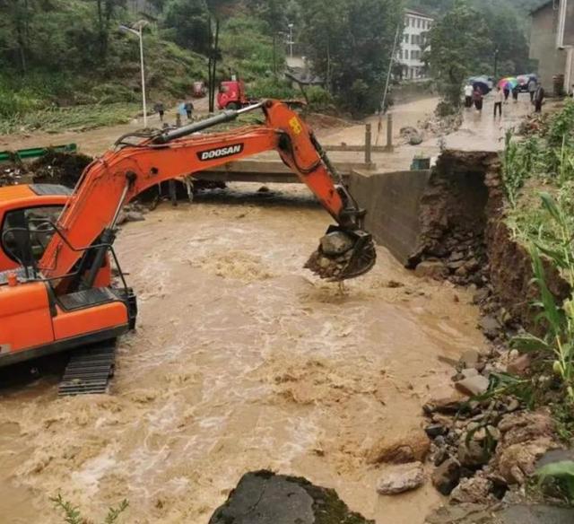 陕西一地遭50年一遇特大暴雨侵袭！80条道路中断(图2)