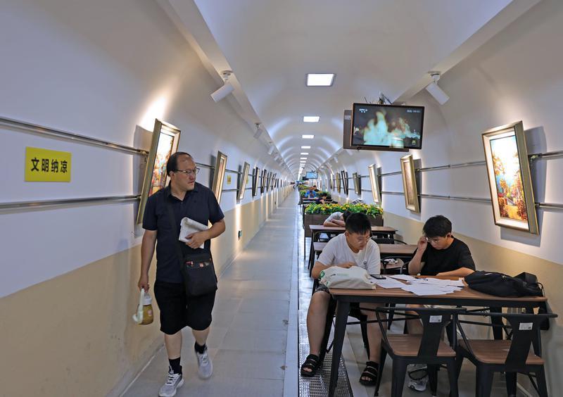 炎炎夏日酷暑难耐 市民在西安市人防纳凉中心避暑休闲、学习(图2)