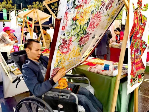 十几年如一日，平利残疾男子在轮椅上“绣”出独立人生(图1)