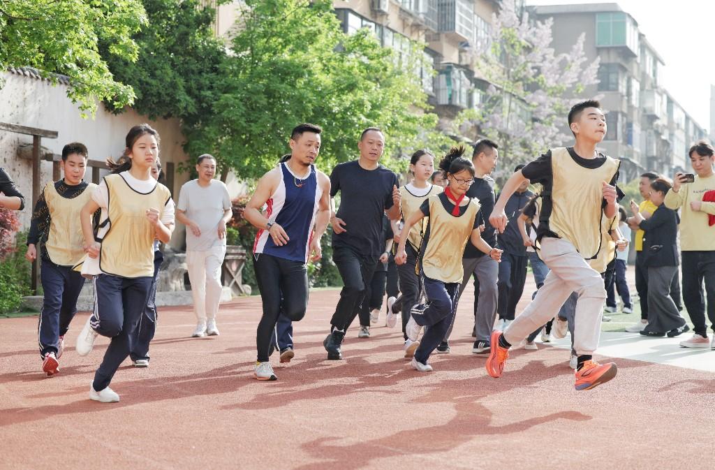 不止是奔跑!青年路小学这场亲子跑,藏着最暖的陪伴(图1) 不止是奔跑!青年路小学这场亲子跑,藏着最暖的陪伴(图1)