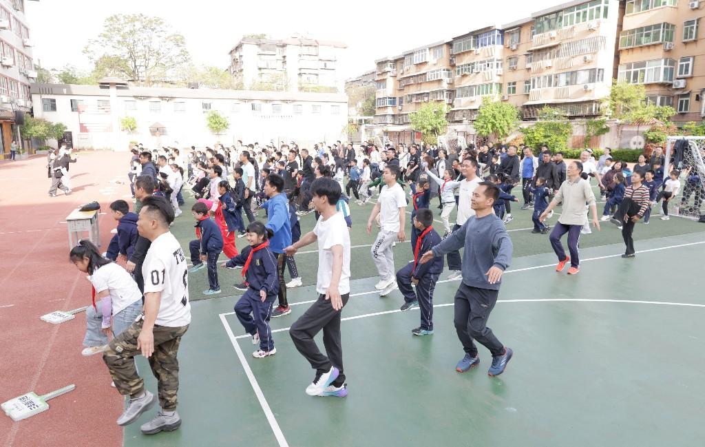 不止是奔跑!青年路小学这场亲子跑,藏着最暖的陪伴(图3) 不止是奔跑!青年路小学这场亲子跑,藏着最暖的陪伴(图3)