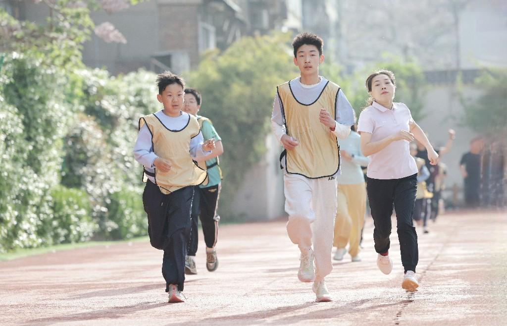 不止是奔跑!青年路小学这场亲子跑,藏着最暖的陪伴(图5) 不止是奔跑!青年路小学这场亲子跑,藏着最暖的陪伴(图5)