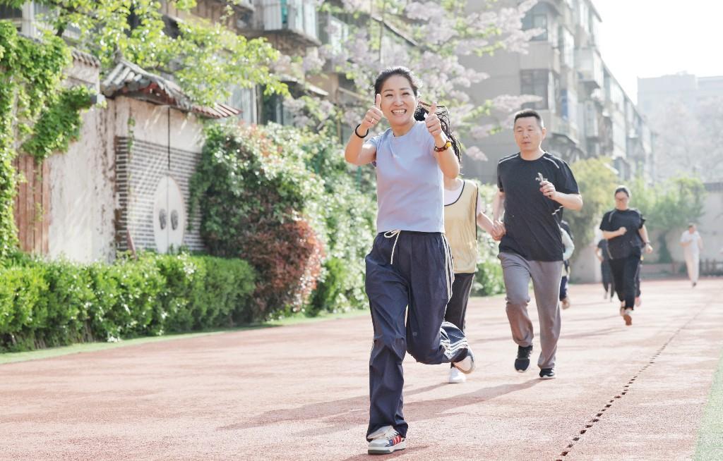 不止是奔跑!青年路小学这场亲子跑,藏着最暖的陪伴(图6) 不止是奔跑!青年路小学这场亲子跑,藏着最暖的陪伴(图6)