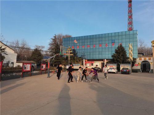 横渠村村民在文化广场内打篮球  摄影  潘睿